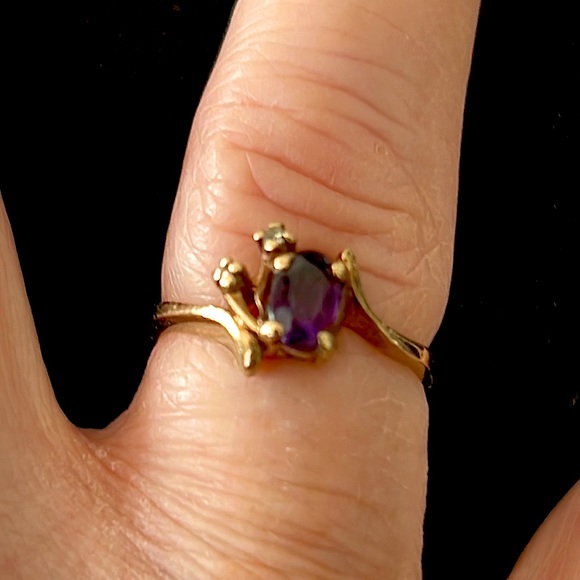 Amethyst oval ring. 18k with 2 milli diamonds. 5 1/2.